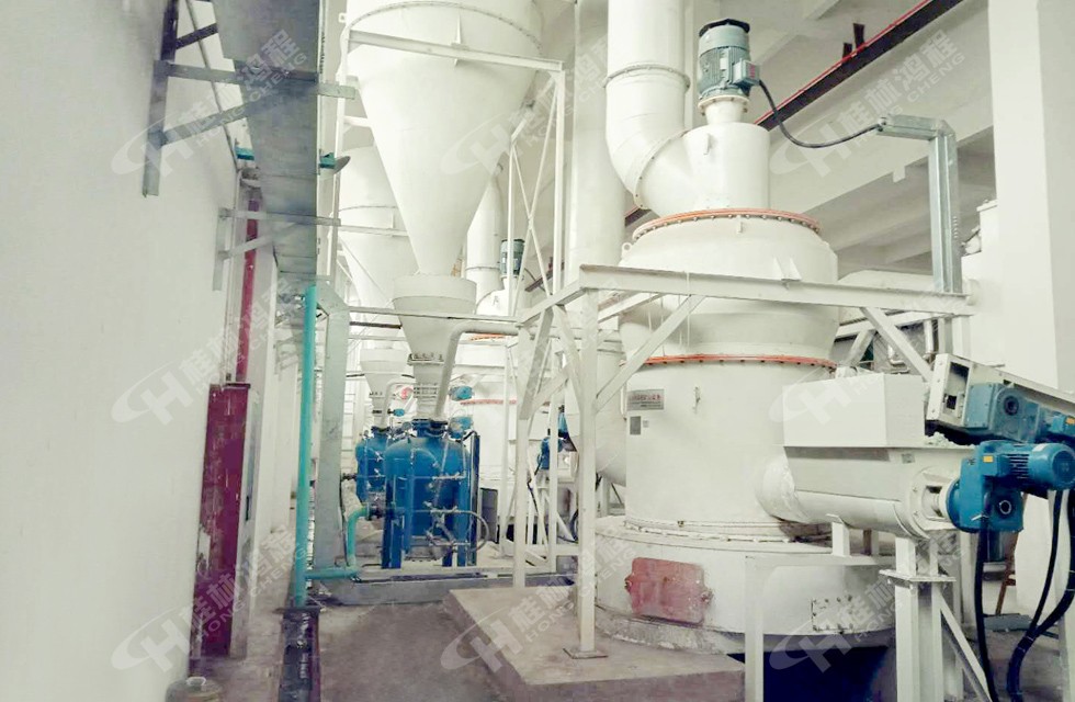 100目方解石粉新型方解石磨粉機HCQ1500改進型磨粉機客戶現場 100目方解石粉新型方解石磨粉機HCQ改進型磨粉機客戶現場